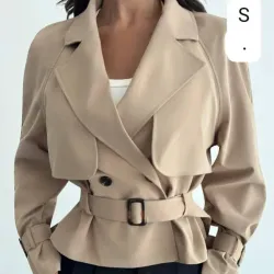 🏷️ Trench Beige con Cinturón – Clásico renovado con fuerza femenina