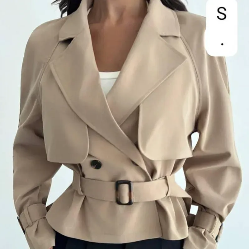 🏷️ Trench Beige con Cinturón – Clásico renovado con fuerza femenina