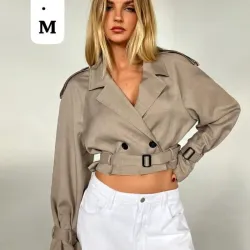 🏷️ Trench Cropped Beige – Elegancia estructurada con detalles únicos
