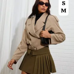 🪶 Trench Cropped Beige – Sofisticación rebelde con aire parisino