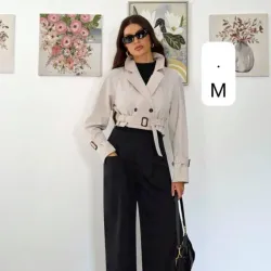 🪶 Trench Cropped Beige – Sofisticación urbana con fuerza visual