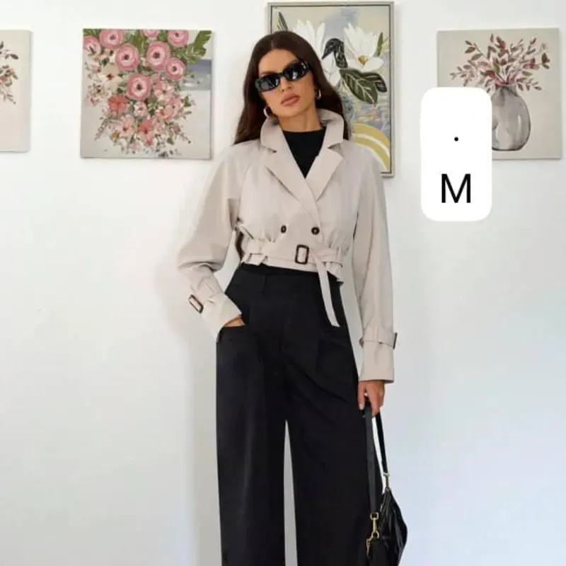 🪶 Trench Cropped Beige – Sofisticación urbana con fuerza visual