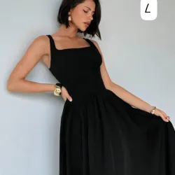 🖤 Vestido Black Aura – Elegancia clásica con escote cuadrado y falda con vuelo