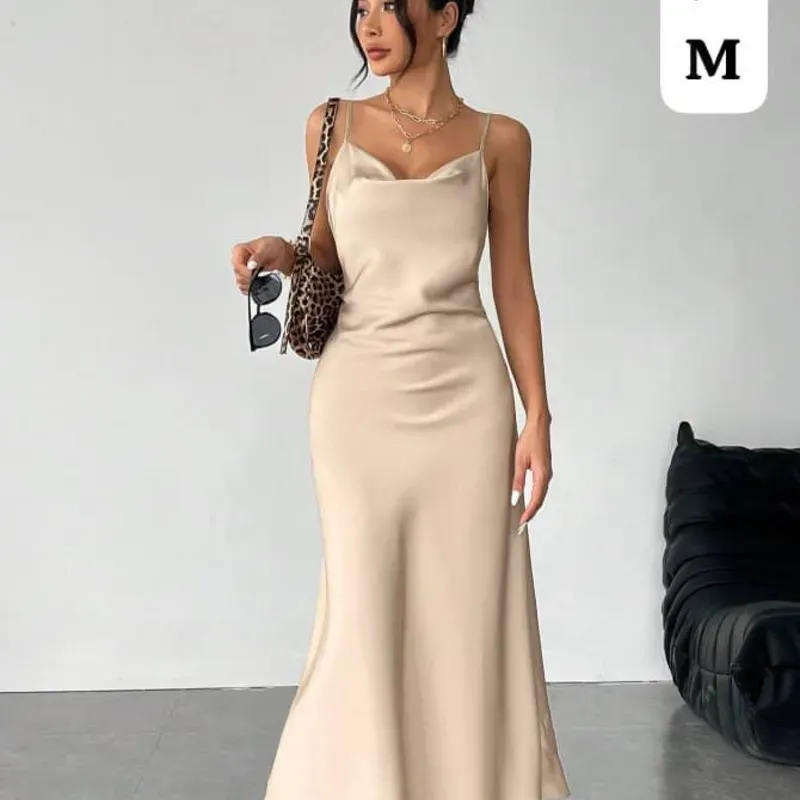 🥂 Vestido Champagne Chic – Frescura satinada con escote drapeado y estilo felino