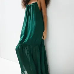 💚✨️Vestido Maxi Pull&Bear Verde Esmeralda — Diseño Vaporoso con Tirantes Finos y Volante — Talla M