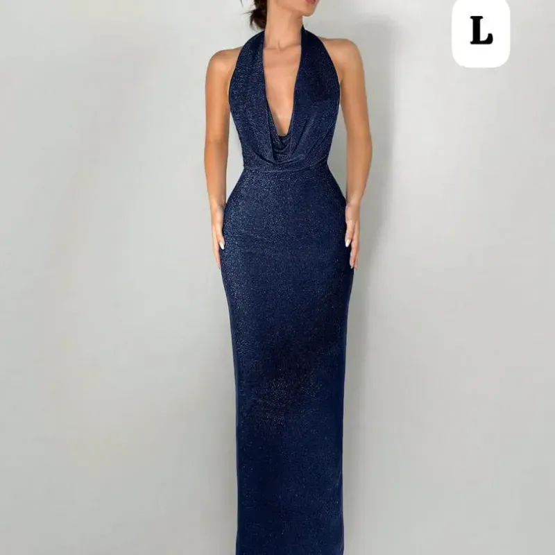 💙 Vestido Midnight Halo – Elegancia profunda con escote halter y silueta de impacto