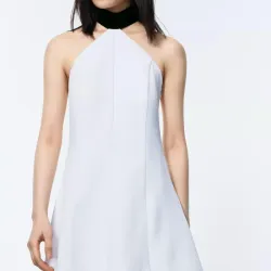 🤍👗Vestido Mini Lefties Blanco — Corte Evasé con Cuello Halter y Detalle "Choker" en Negro — Talla M