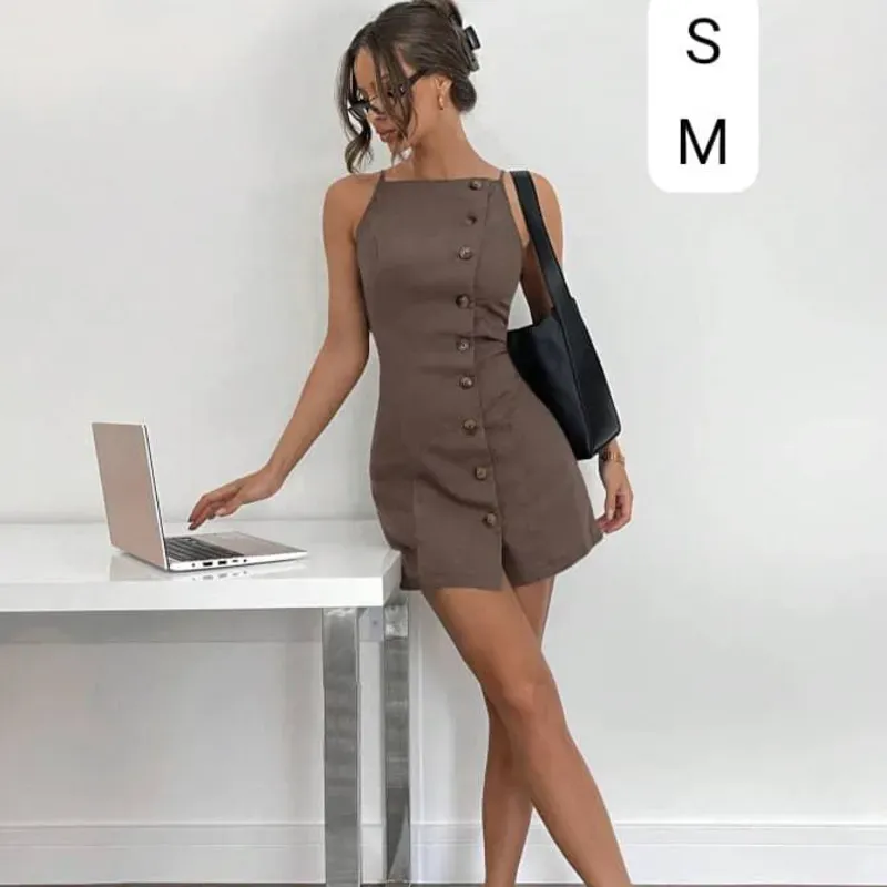 🤍 Vestido Nude Button – Minimalismo fresco con diseño asimétrico y estilo urbano