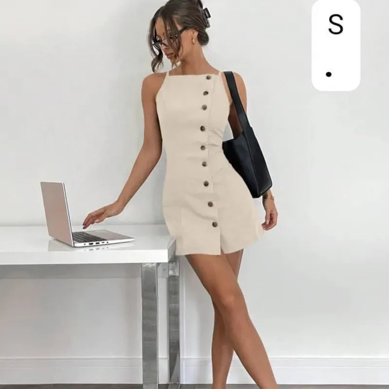 🤍 Vestido Nude Button – Minimalismo urbano con diseño asimétrico y actitud fresca