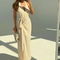 🤍 Vestido Sand Whisper – Elegancia envolvente con escote profundo y caída fluida