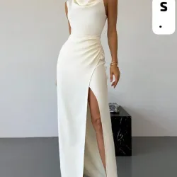 🤍 Vestido White Grace – Elegancia escultural con escote drapeado y abertura lateral