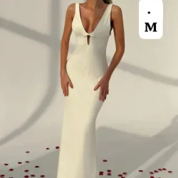 🤍 Vestido White Petal – Elegancia pura con escote profundo y corte de impacto