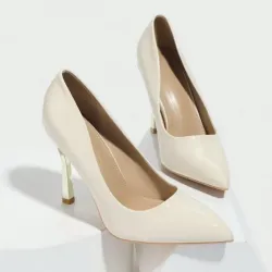 👠 Zapatos crema con punta fina y tacón metálico