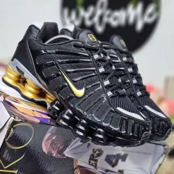 Nike de Muelles Negras y Doradas