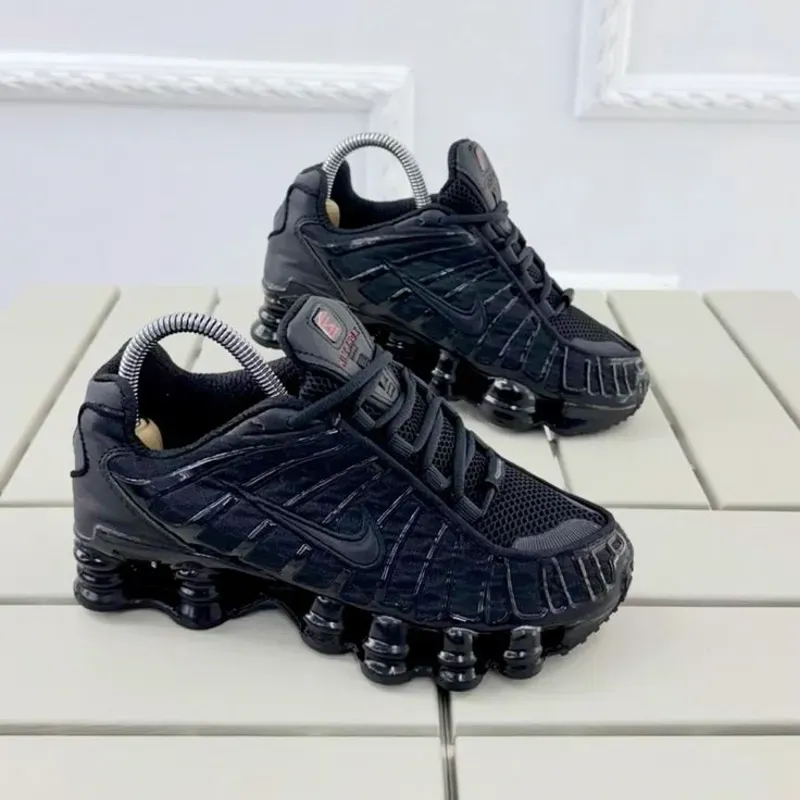 Nike de Muelles Negros