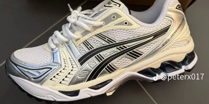 Oasics Blancos y Plateados