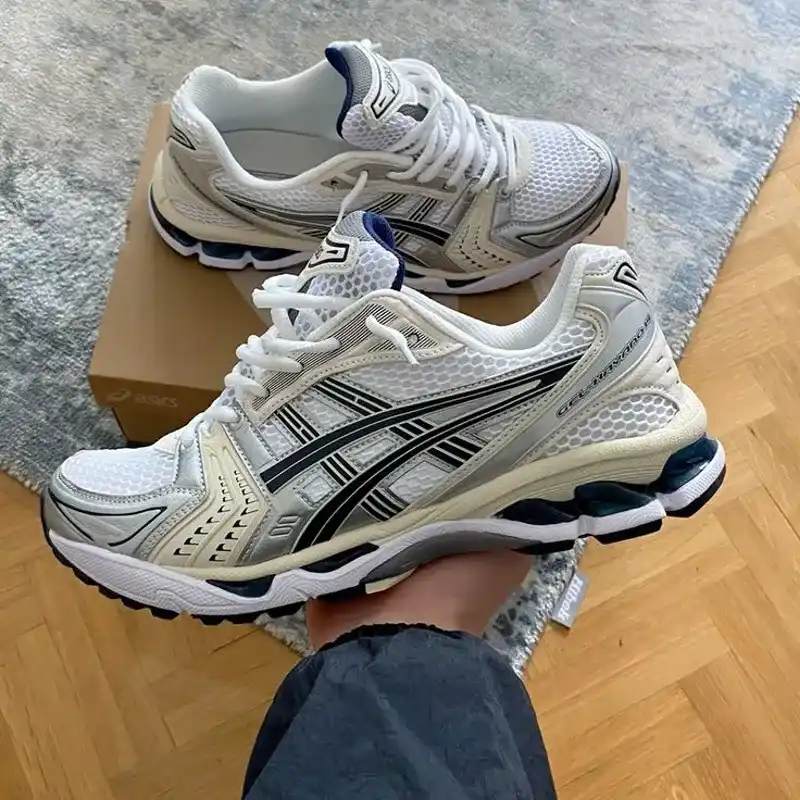 Oasics Blancos y Plateados