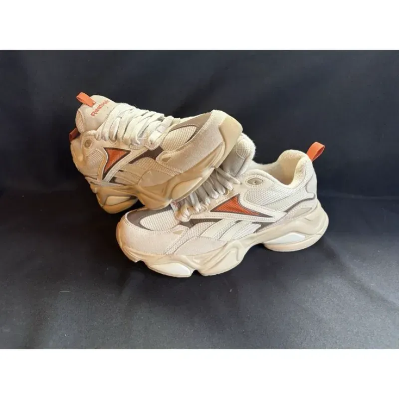 Reebook Beige