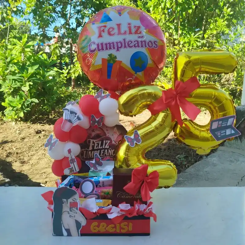 Caja con arco de globos y número 