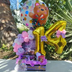 Caja con arco de globos y número 