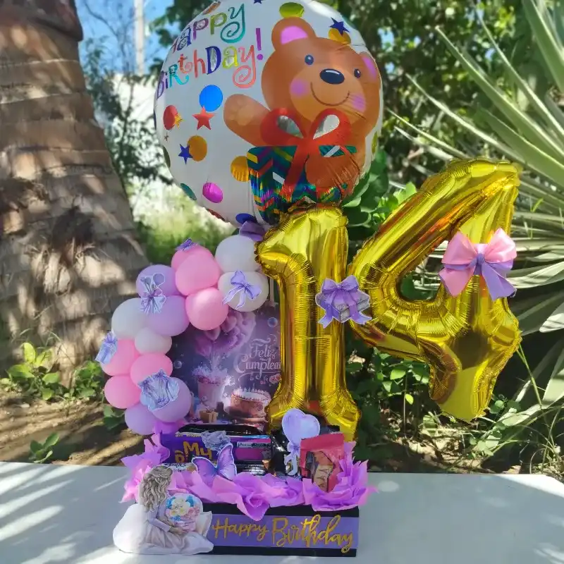 Caja con arco de globos y número 