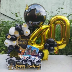 Caja con arco de globos y número 