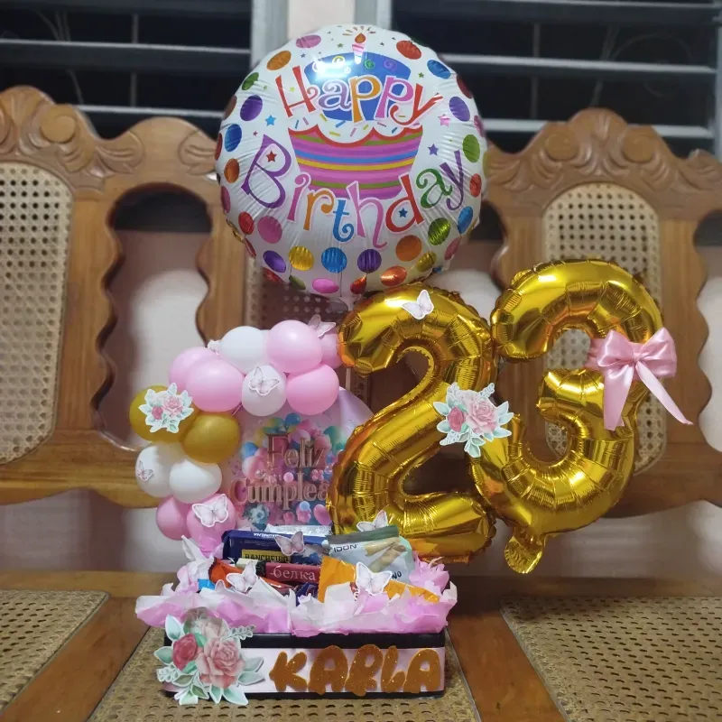 Caja con arco de globos y número 