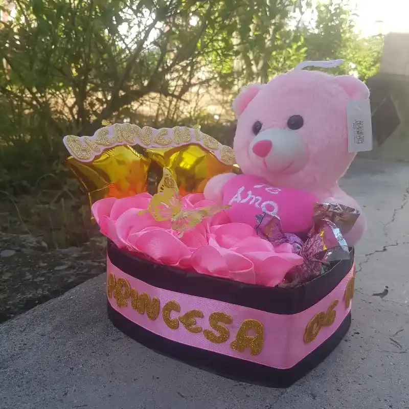 Caja con rosas, bombones y peluche