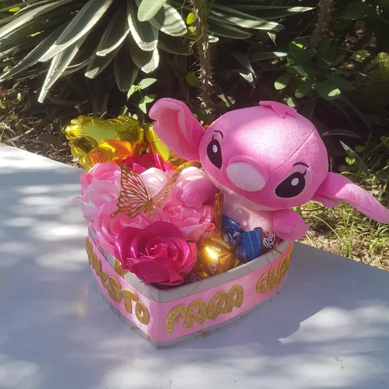 Caja con rosas, bombones y peluches 