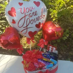 Caja con rosas eternas, globos y confituras