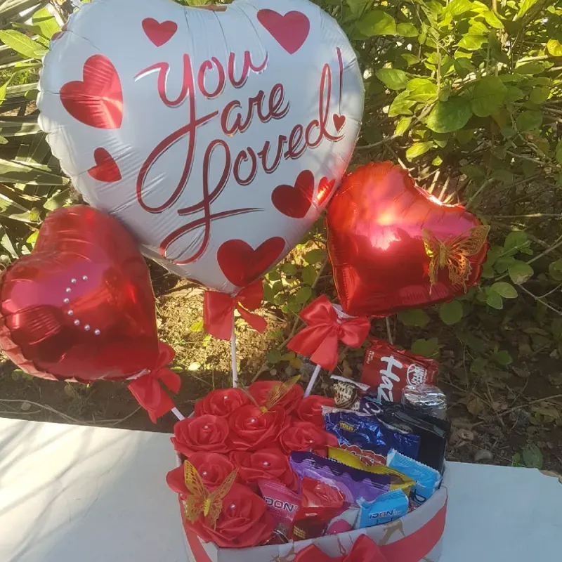 Caja con rosas eternas, globos y confituras