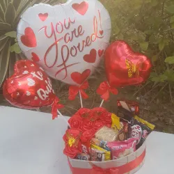 Caja con rosas eternas, globos y confituras