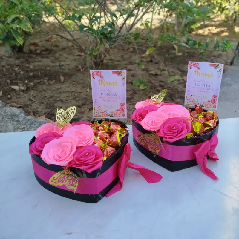 Caja con rosas eternas y bombones 