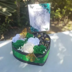 Caja con rosas eternas y bombones