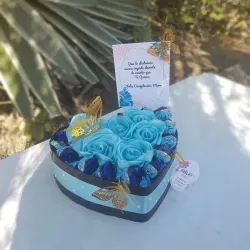 Caja con rosas eternas y bombones
