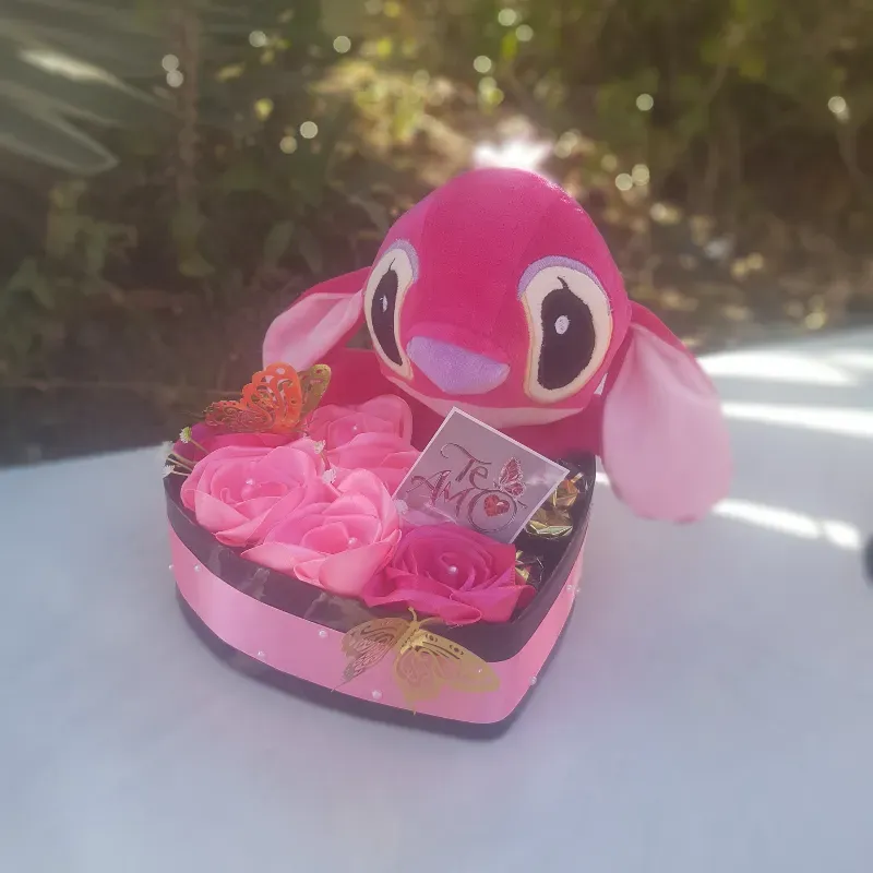 Caja con rosas eternas y bombones