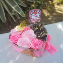 Caja con rosas eternas y bombones