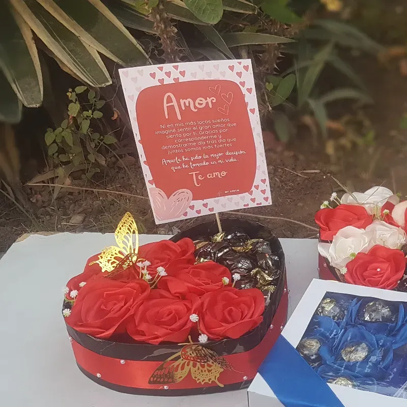 Caja con rosas eternas y bombones