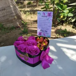 Caja con rosas eternas y bombones 
