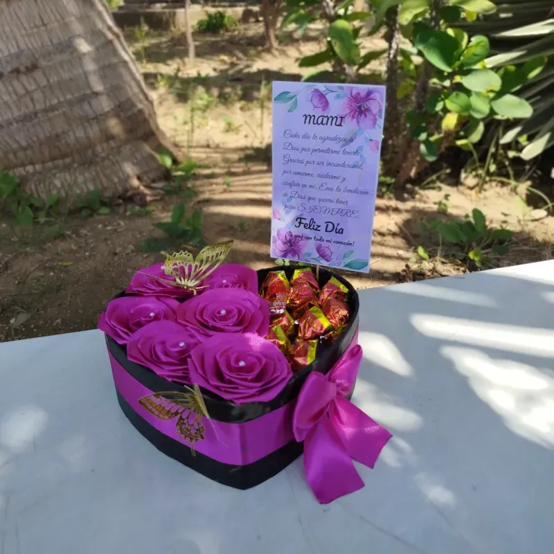 Caja con rosas eternas y bombones 