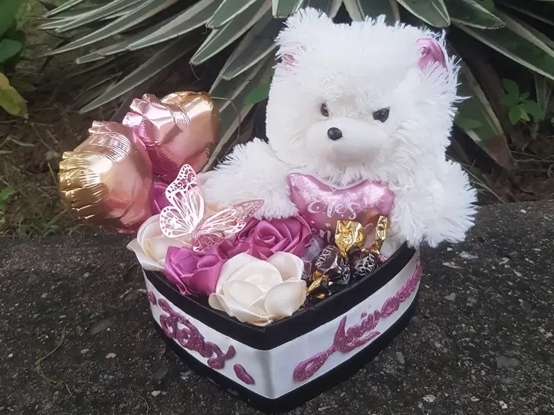 Caja de rosas, bombones y peluche