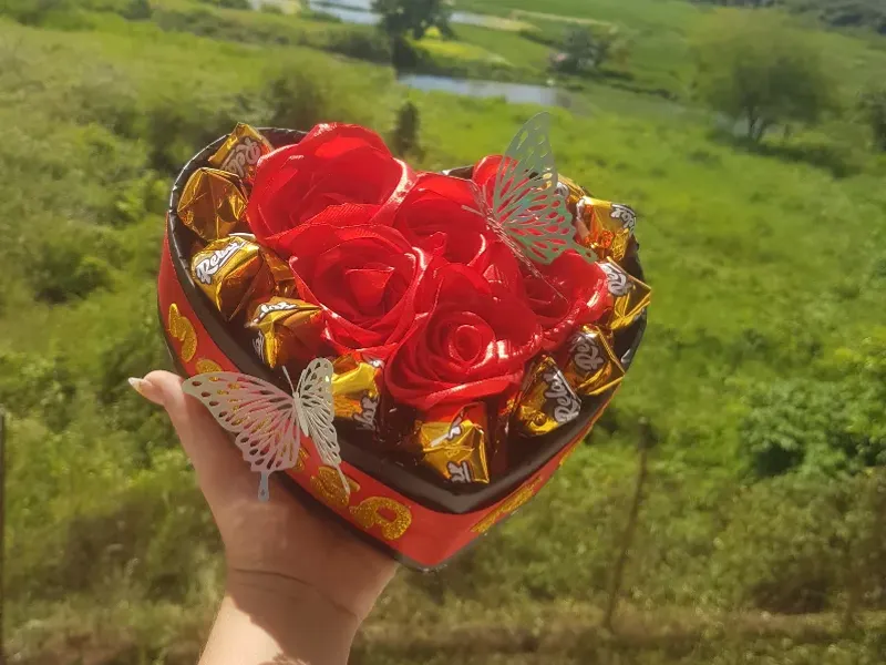 Caja de rosas y bombones