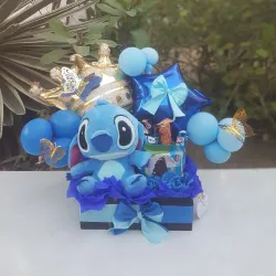 Caja rectangular con globos y peluche