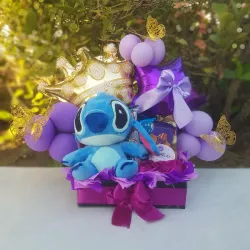 Caja rectangular con globos y peluche