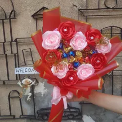 Ramo de 10 Rosas Eternas con bombones