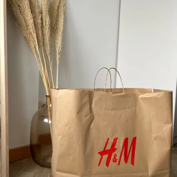 ¡Te damos la bienvenida al catálogo oficial de AnetStore, tu destino para la mejor selección de moda H&M!
Hemos reunido meticulosamente lo mejor de las colecciones de H&M para que encuentres la ropa ideal para cada miembro de la familia. En AnetStore, no solo vendemos moda; garantizamos prendas de calidad superior que te brindarán comodidad, durabilidad y el estilo que mereces.