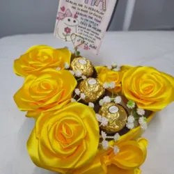 Cajita de regalo en forma de corazón con bombones