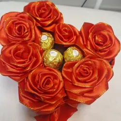 Cajita de regalo en forma de corazón con bombones