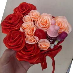 Cajita en forma de corazón con maquillaje