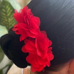 Pareja de pinzas con flor